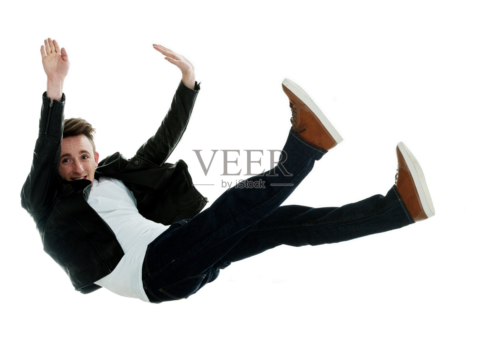 微笑随意的男人跌落和跳跃照片摄影图片
