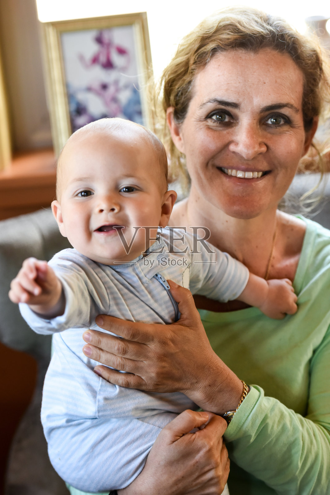 成熟的女人和她的孩子摆姿势照片摄影图片