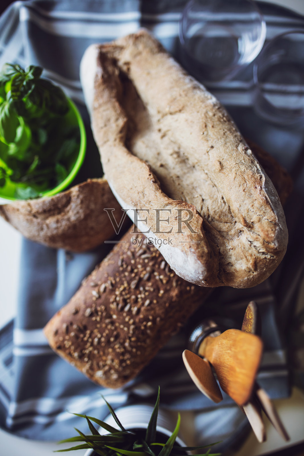 木头背景上的面包，食物特写照片摄影图片