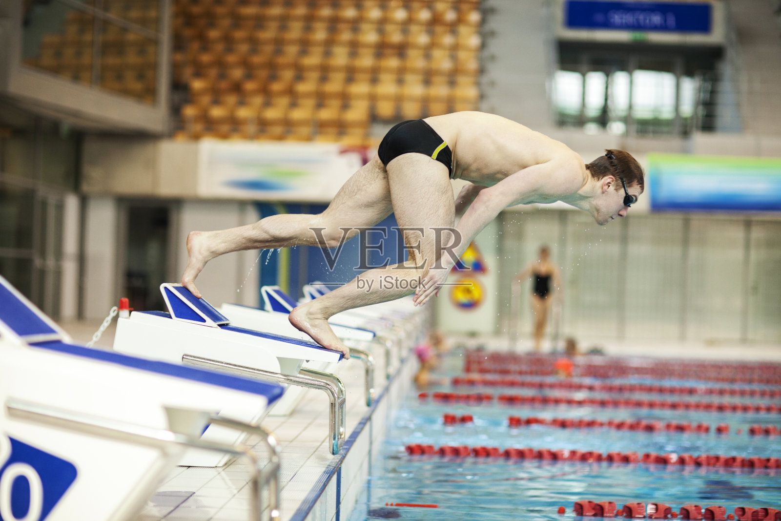 运动员跳入游泳池照片摄影图片