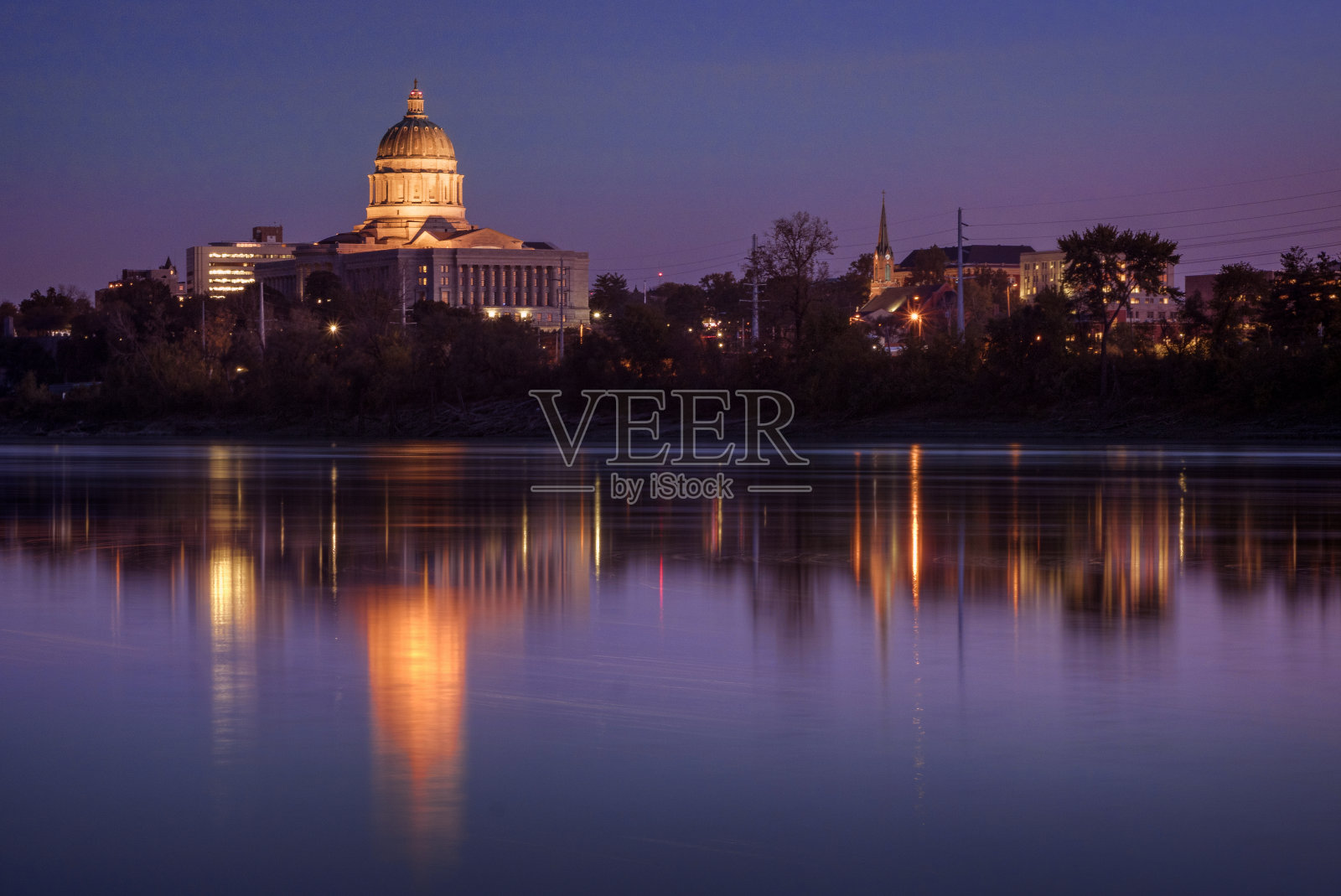 日落时的密苏里河和国会大厦照片摄影图片