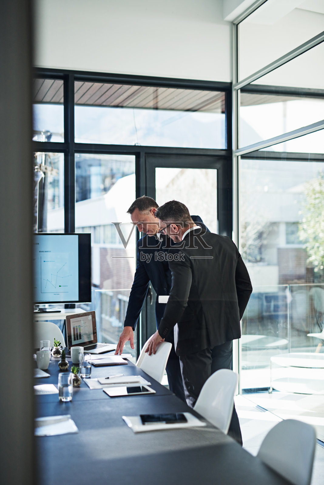 在会议室里讨论各种想法照片摄影图片