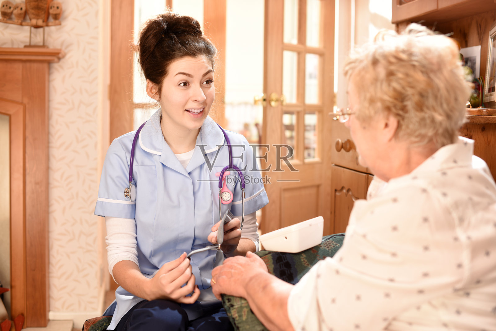 家访，血压健康检查照片摄影图片