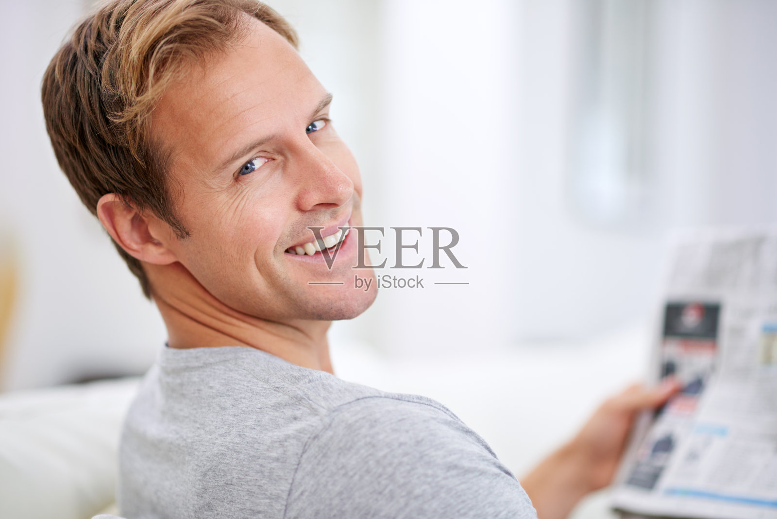 是时候看新闻了照片摄影图片