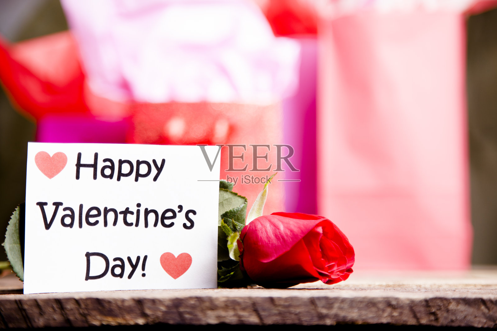 情人节快乐。玫瑰。红色、粉色的礼品袋。聚会，派对卡。照片摄影图片