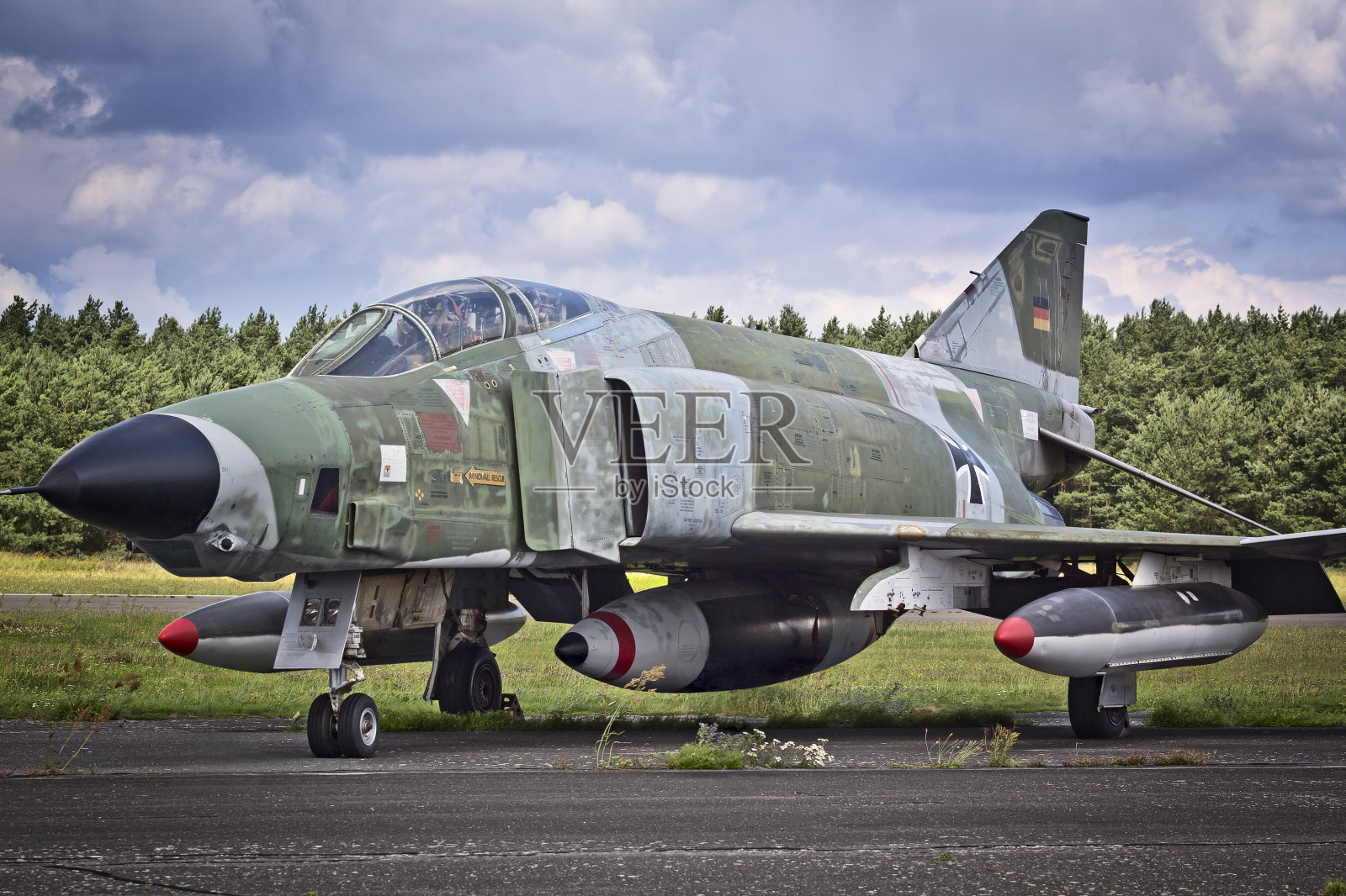 军用喷气式飞机F-4幻影II照片摄影图片