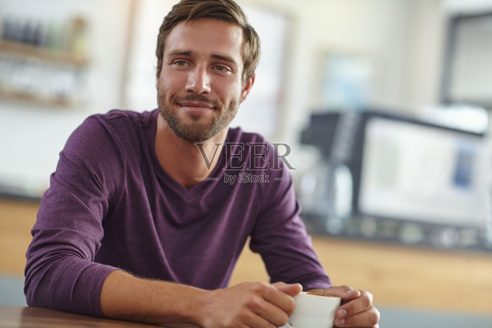 保持冷静，喝点咖啡照片摄影图片