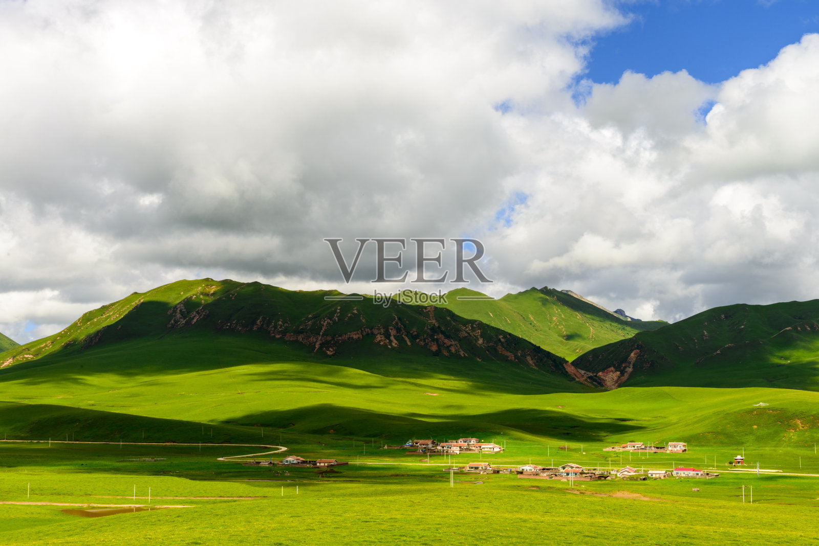 西藏的天际线、山丘和草地照片摄影图片