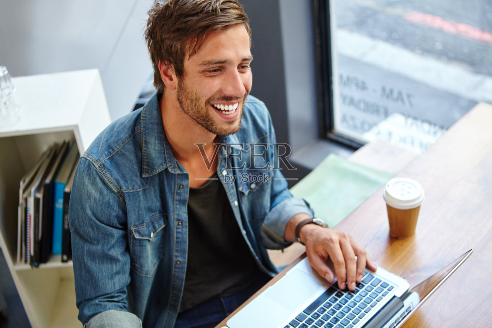 他最喜欢喝咖啡，有无线网络的地方照片摄影图片