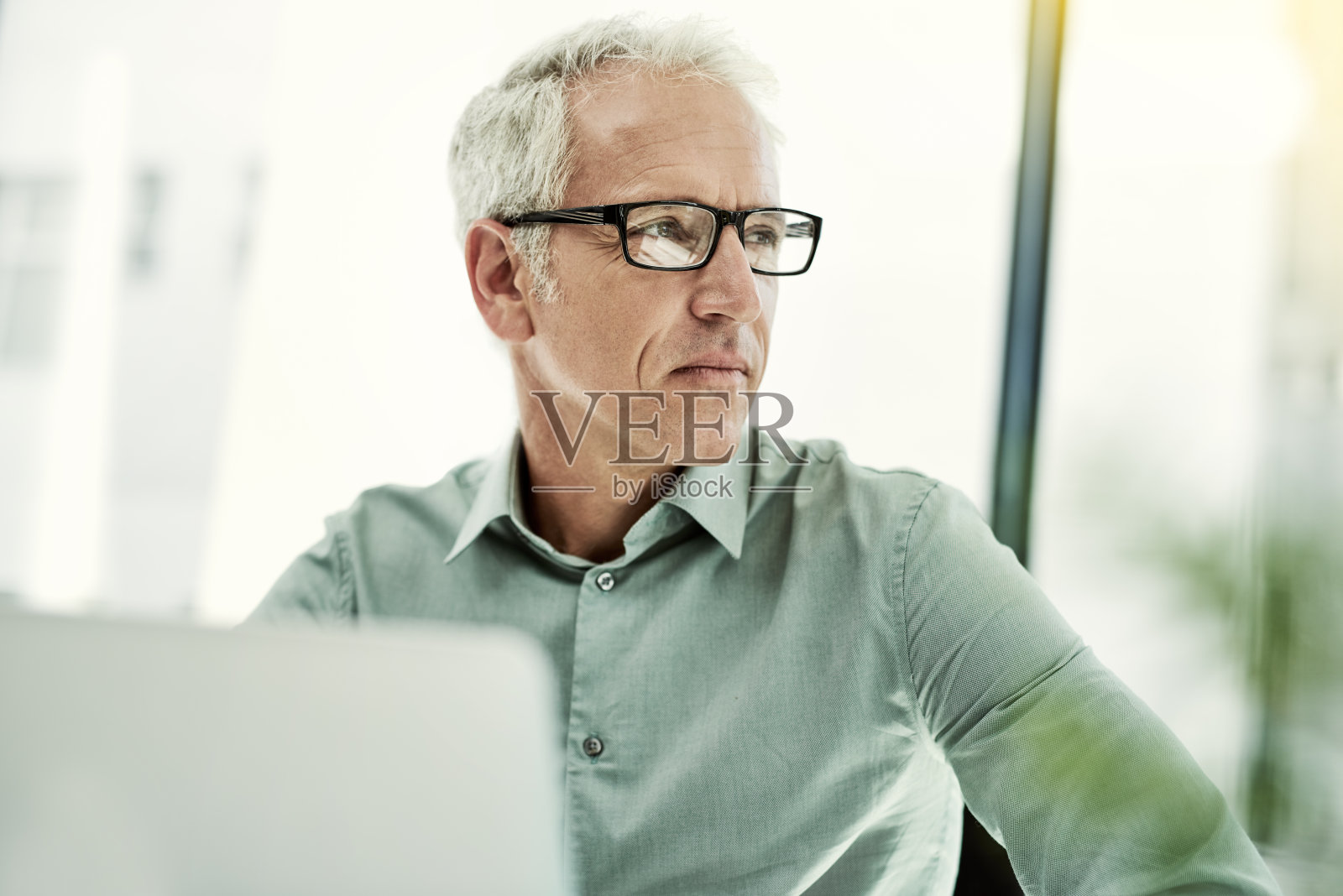 他仔细考虑每一个决定照片摄影图片