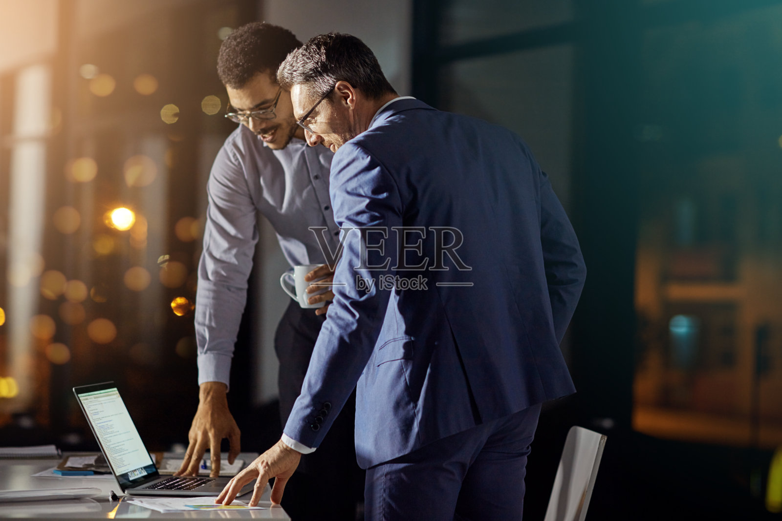 工作到很晚，工作很努力照片摄影图片