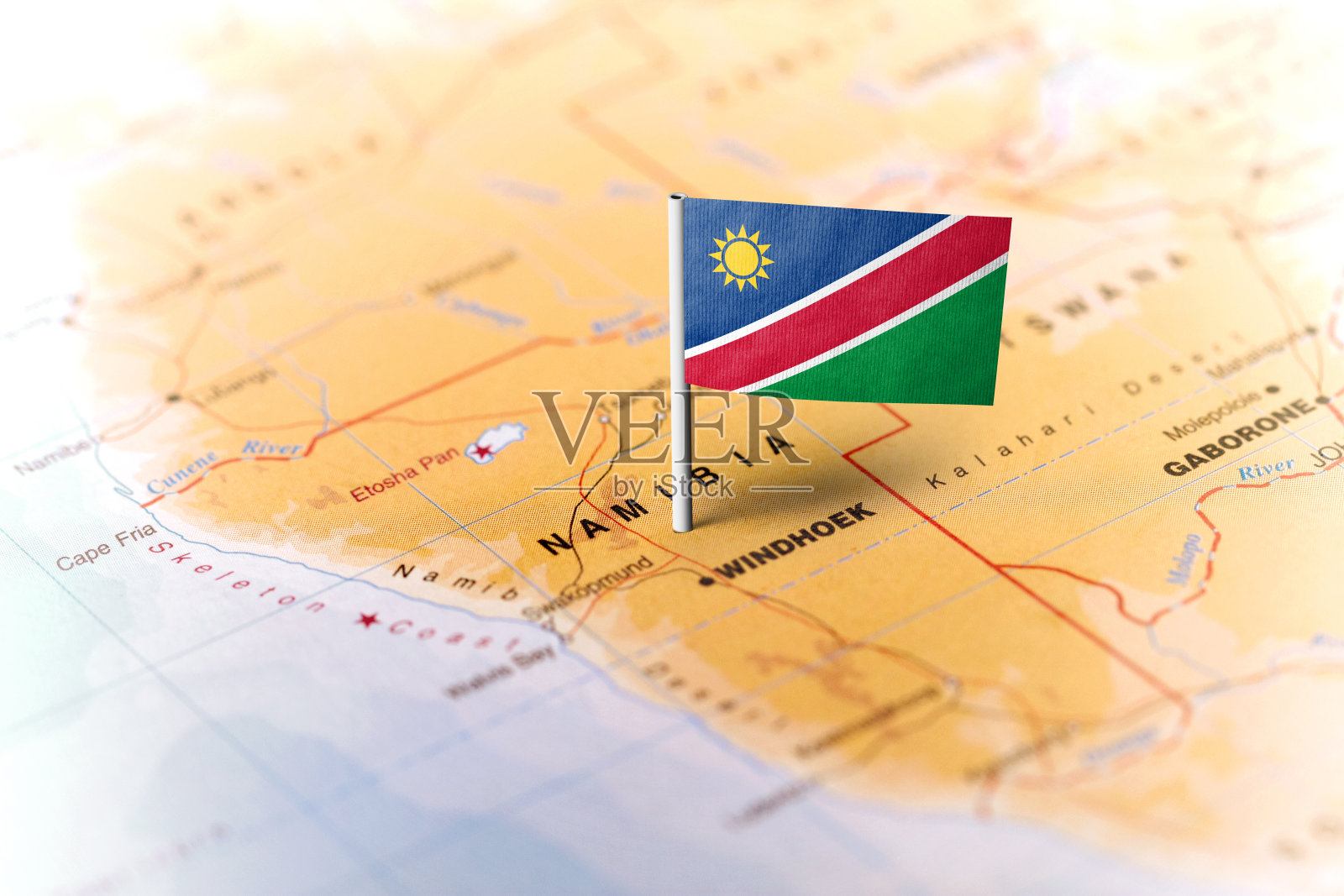 纳米比亚在地图上钉上了国旗照片摄影图片