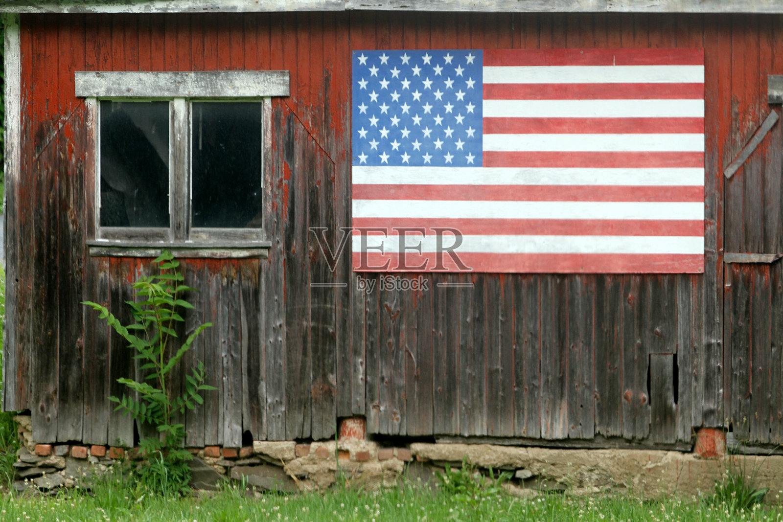 乡村小屋上的美国国旗照片摄影图片
