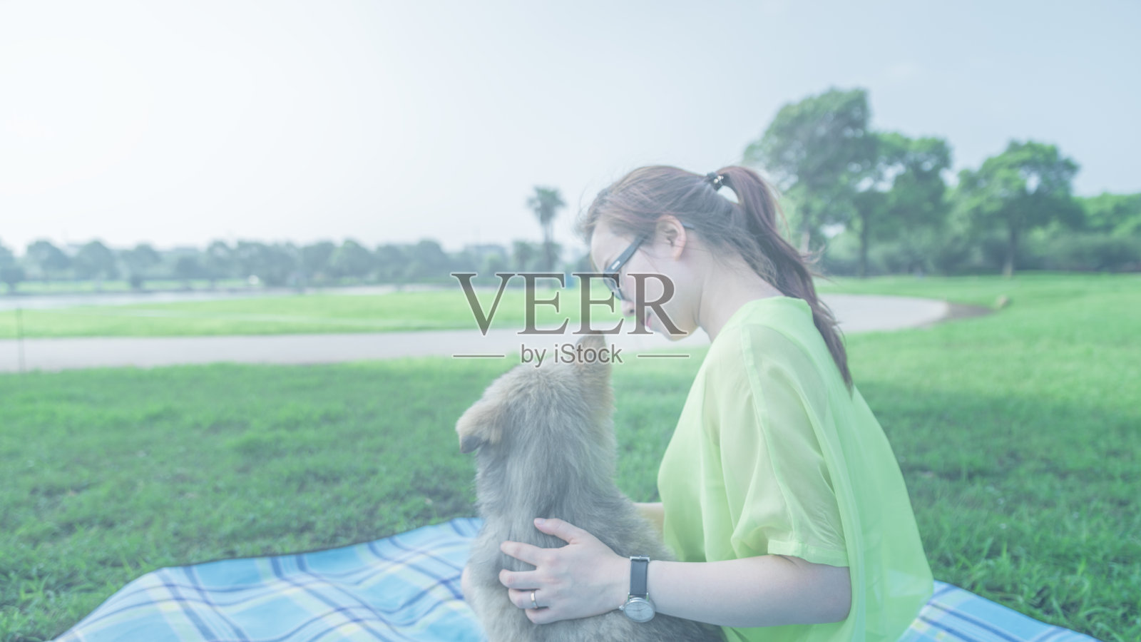 女人和宠物玩得开心照片摄影图片