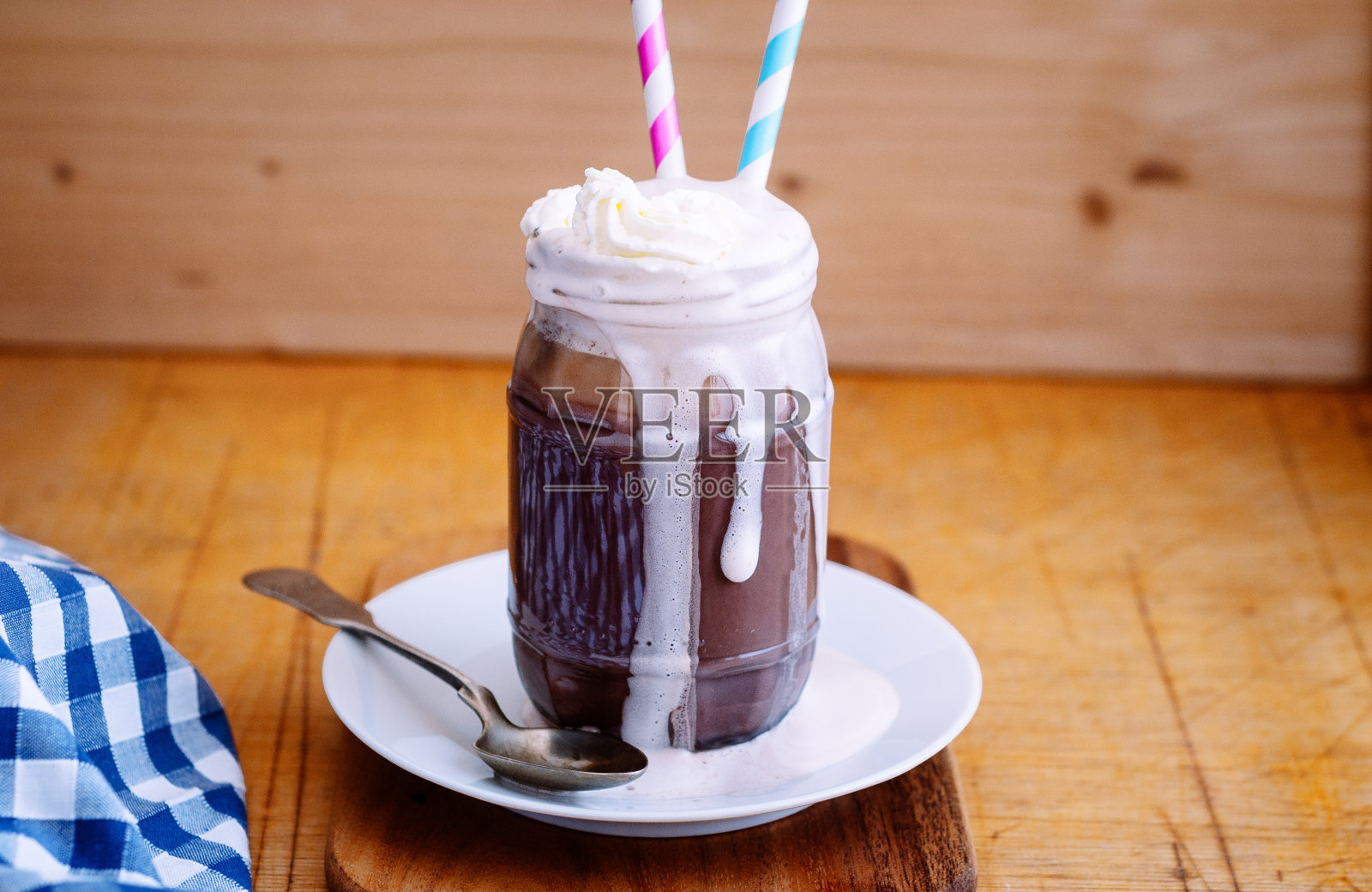 玻璃罐里的热巧克力照片摄影图片