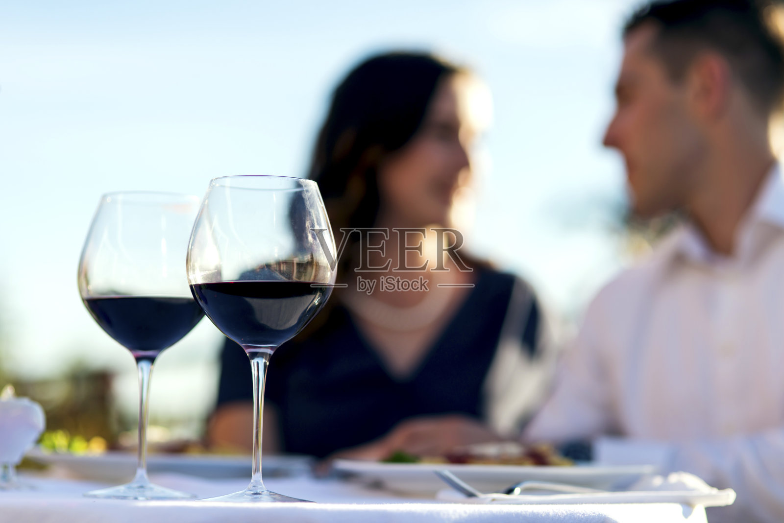 白色桌布上放着两个酒杯照片摄影图片