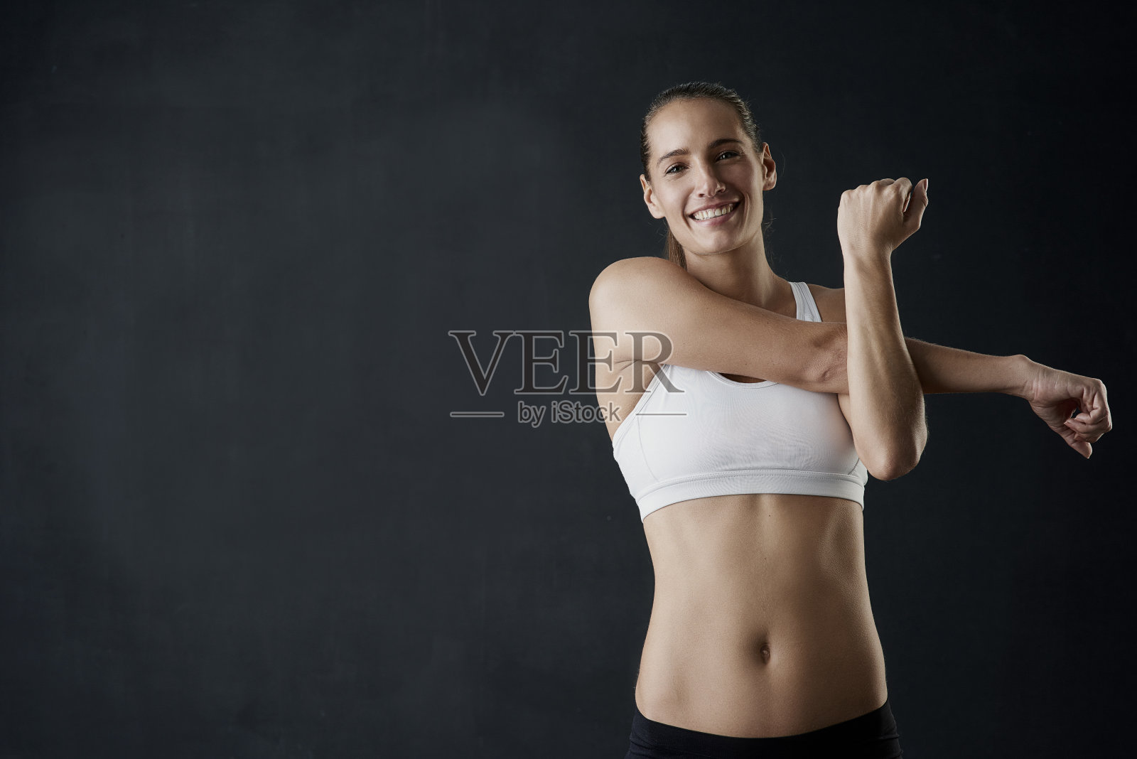 我锻炼前总是做伸展运动照片摄影图片