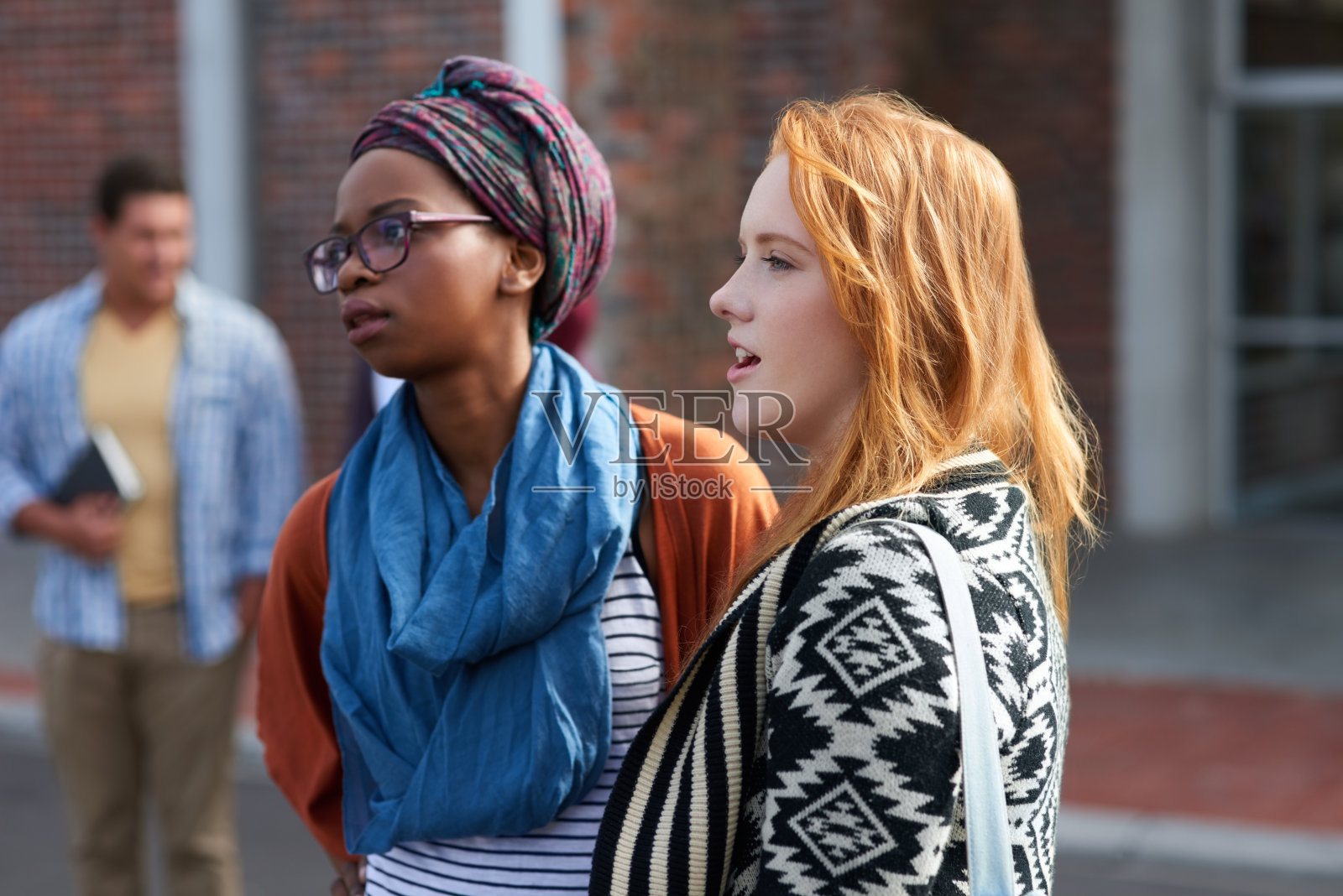 等待一个朋友加入他们照片摄影图片