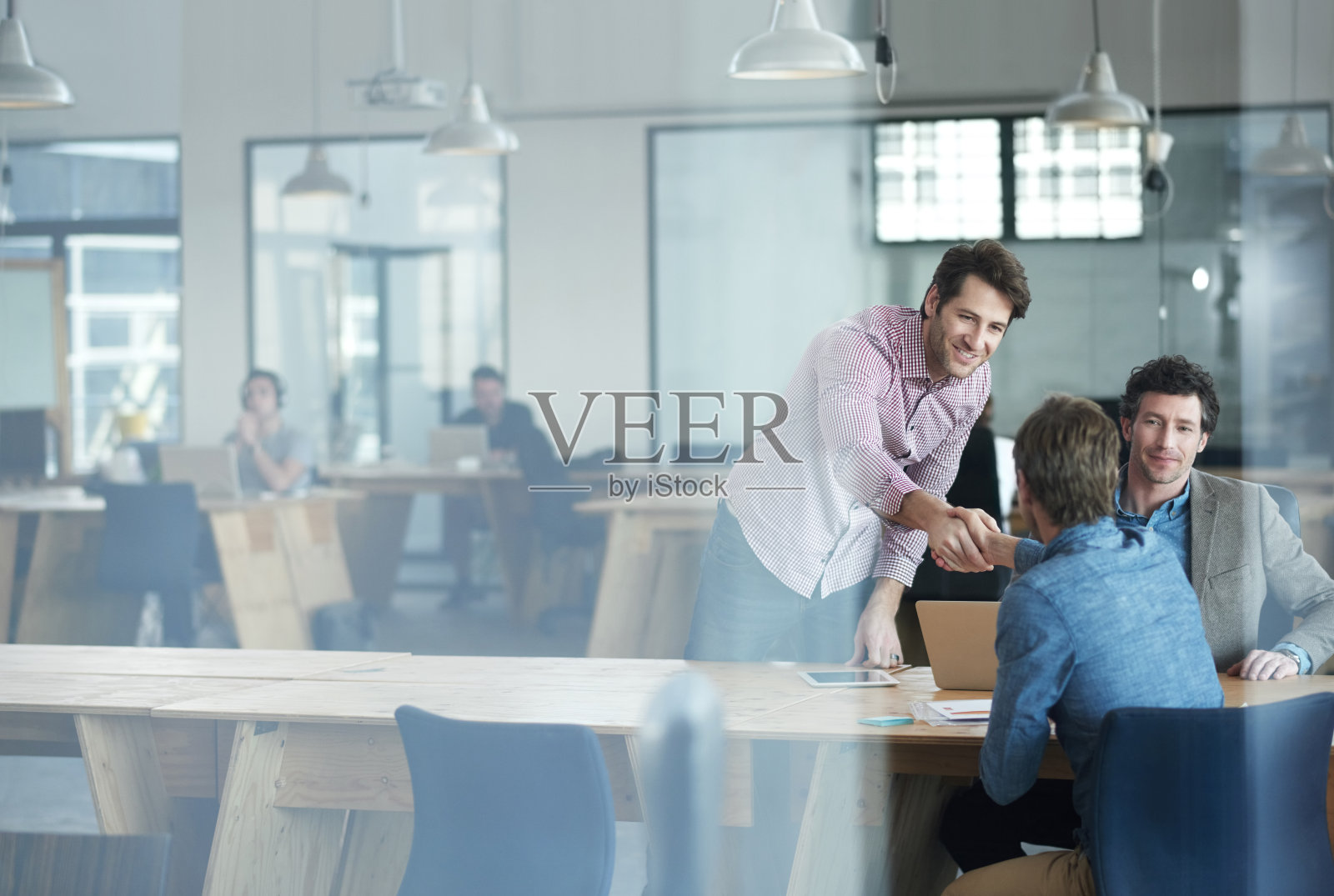 当一个团队团结起来时，成功就会发生照片摄影图片