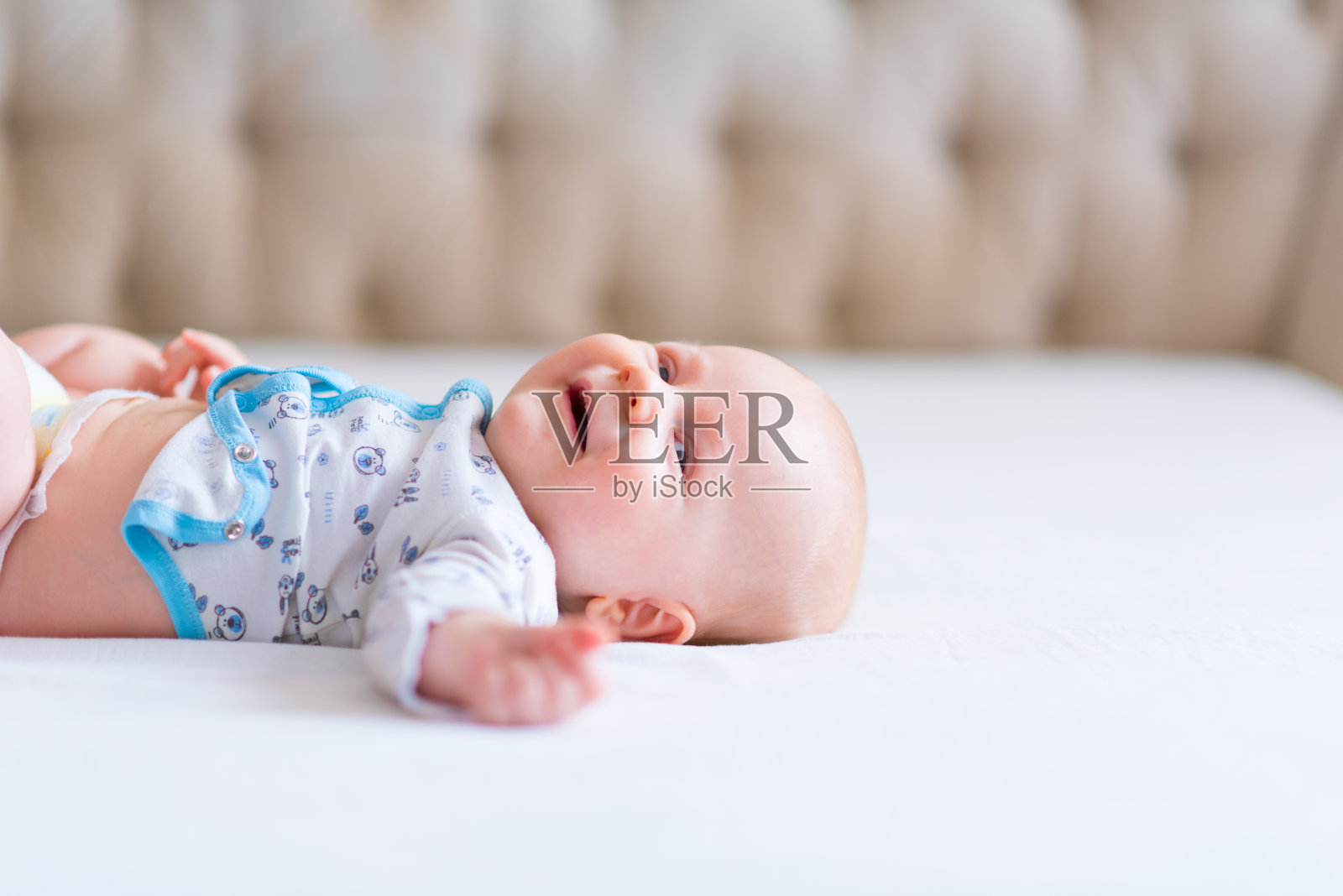 快乐的微笑宝宝看着相机照片摄影图片