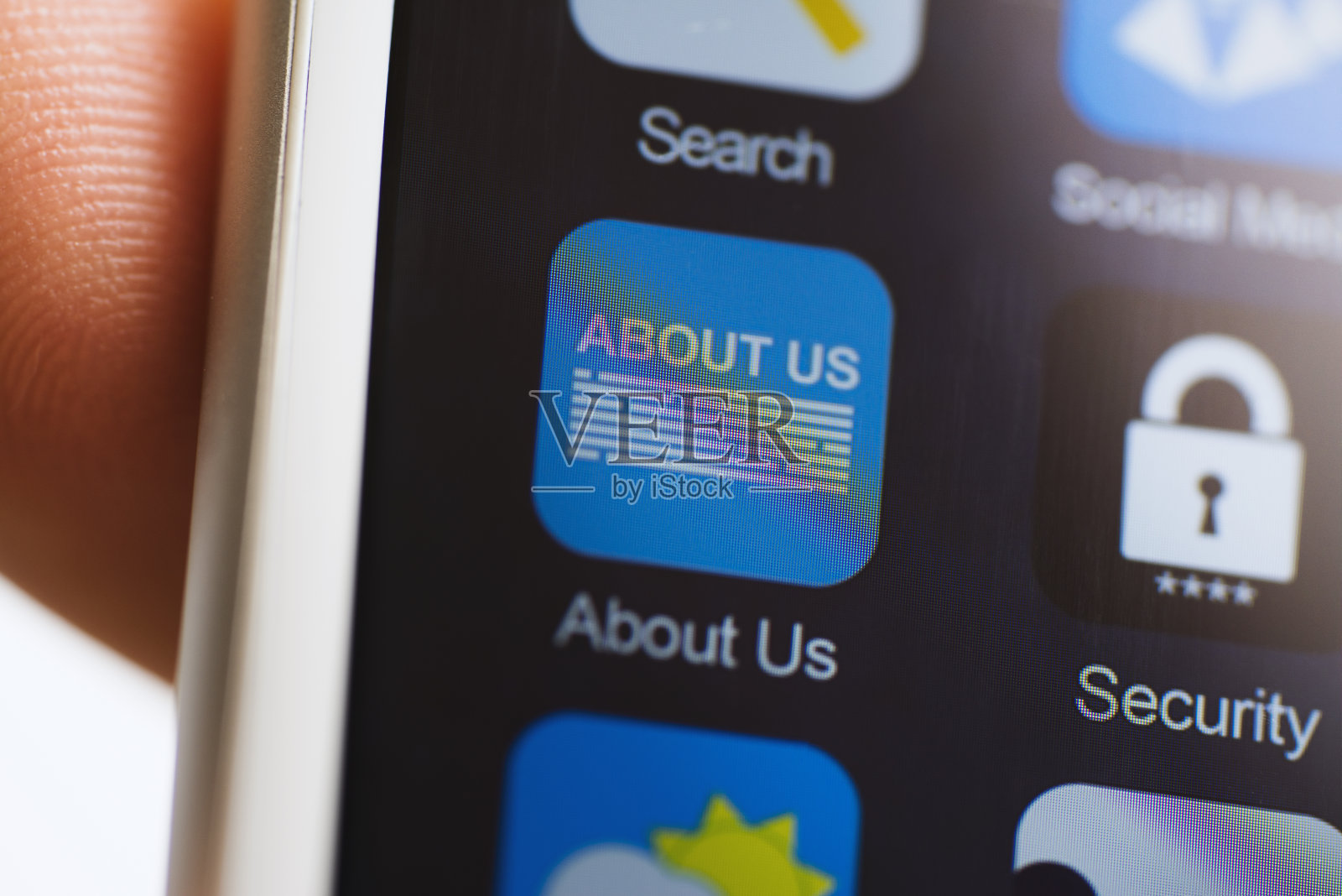 手持手机，屏幕上关于我们的app照片摄影图片