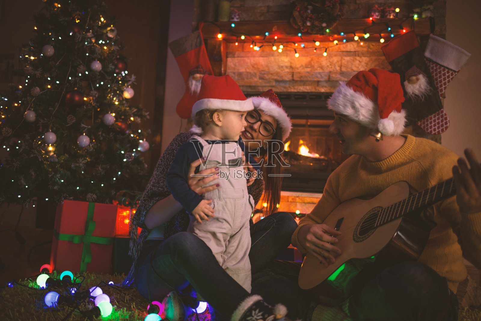 年轻的家庭享受在平安夜照片摄影图片