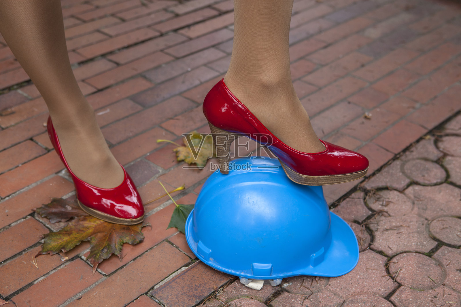 穿红色高跟鞋的女人照片摄影图片