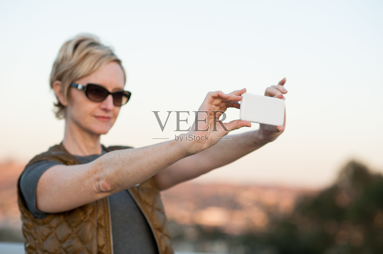 中年妇女在自拍照片摄影图片