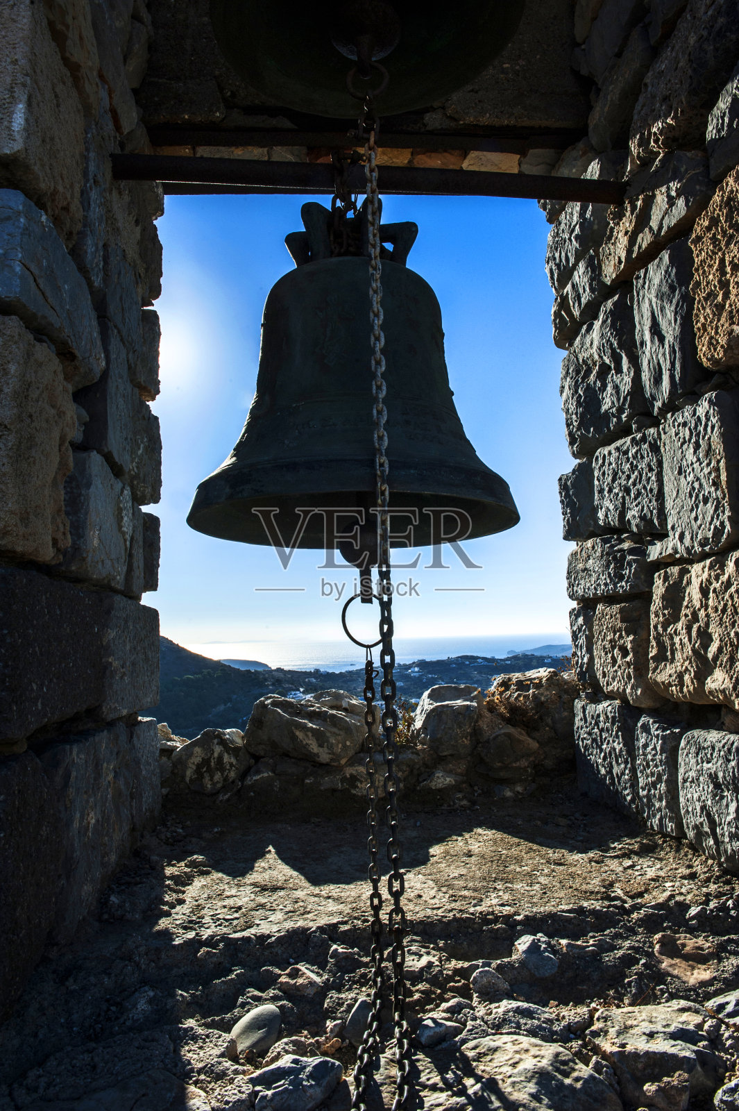 钟声映衬着蓝天照片摄影图片