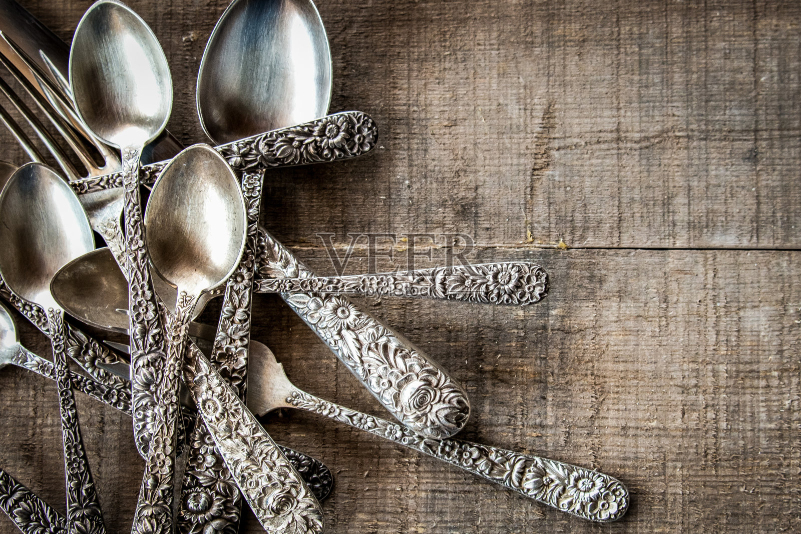 古老的银器在旧木桌的背景从上面照片摄影图片