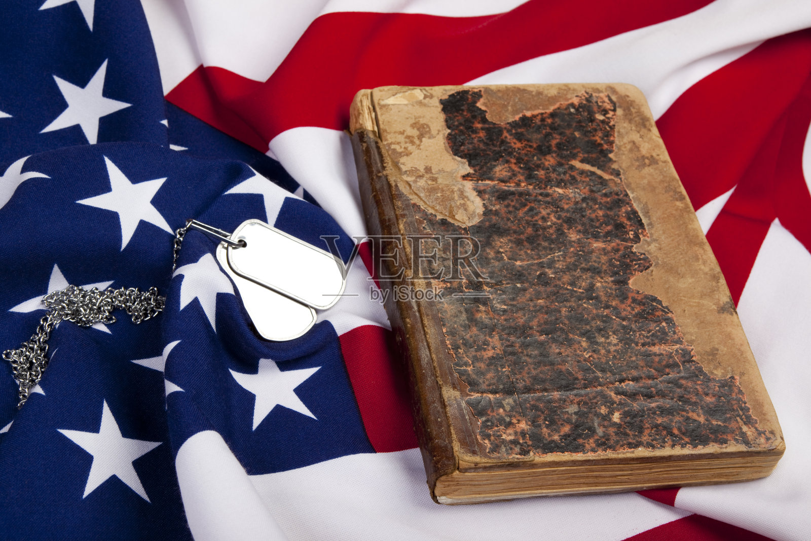 美国国旗上的狗牌和圣经照片摄影图片