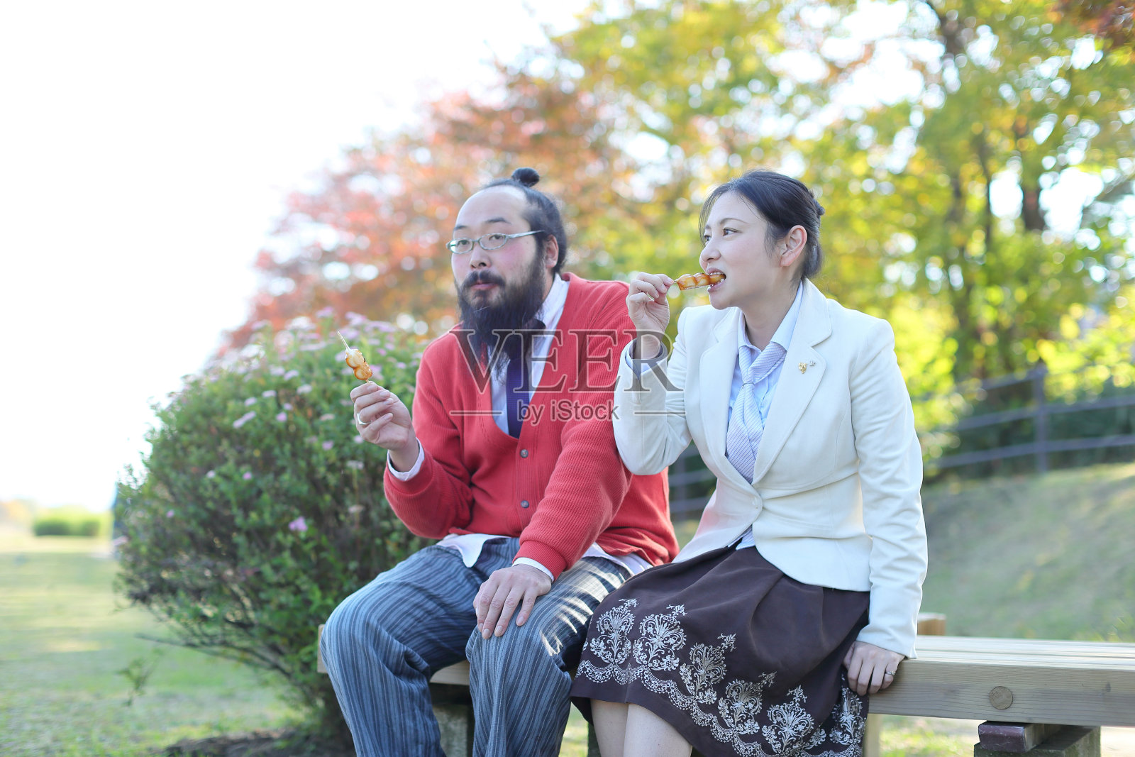 快乐的日本夫妇旅行和吃日本糖果照片摄影图片