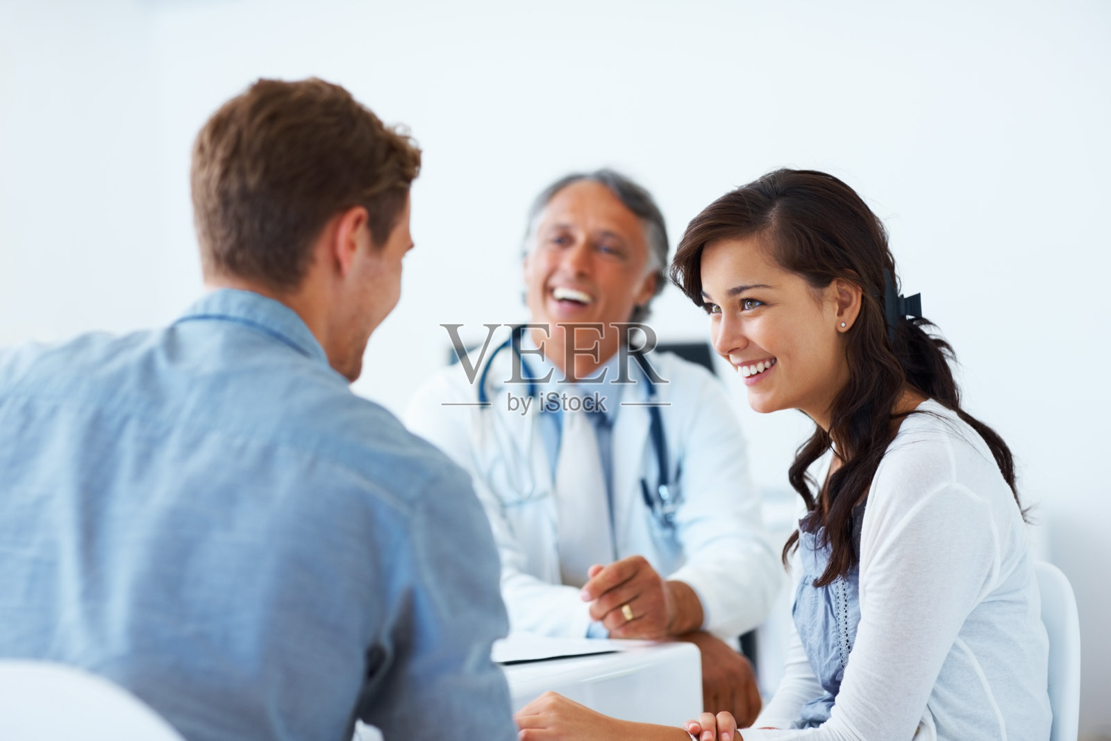 成熟的医生和病人的对话照片摄影图片