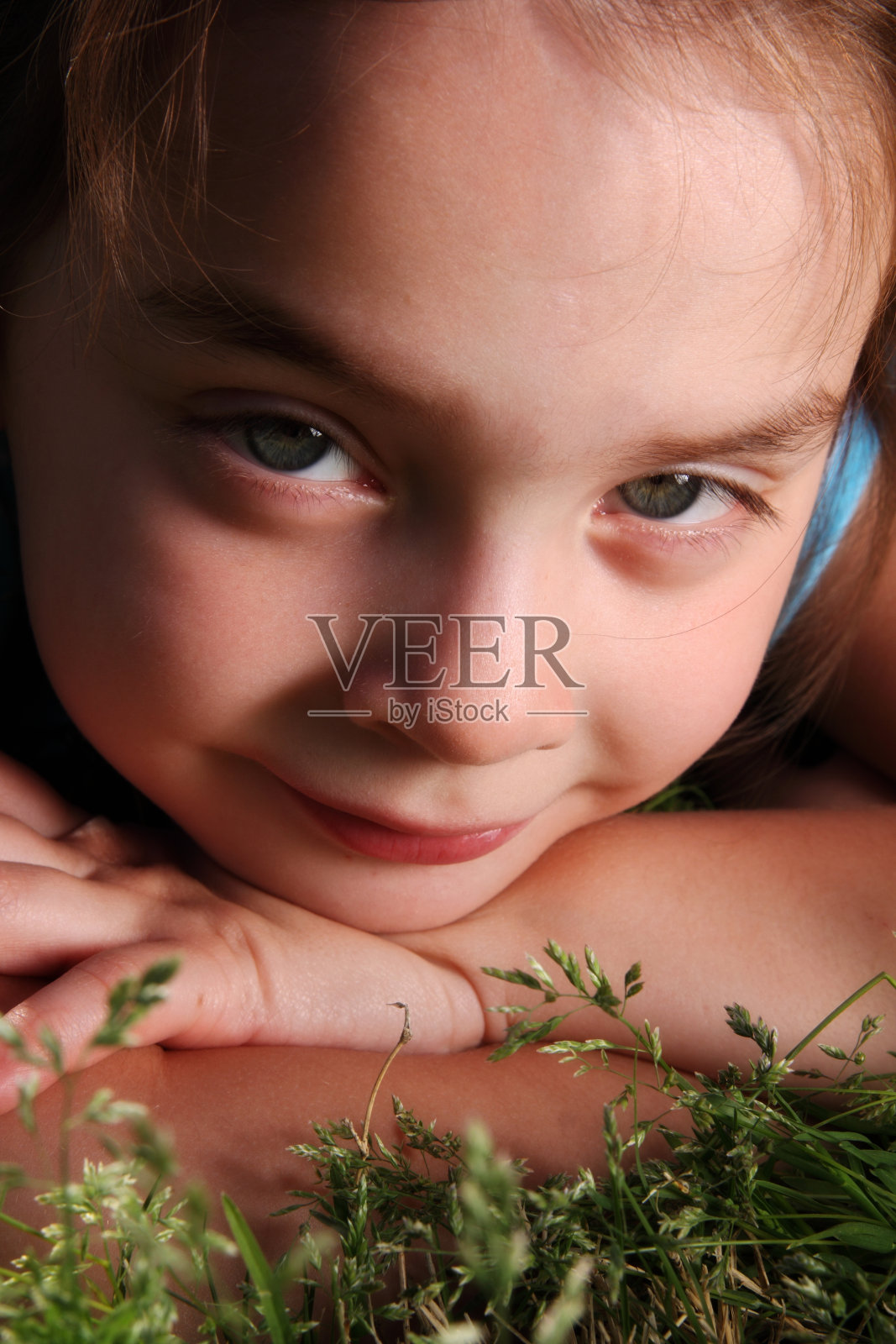 肖像在草照片摄影图片