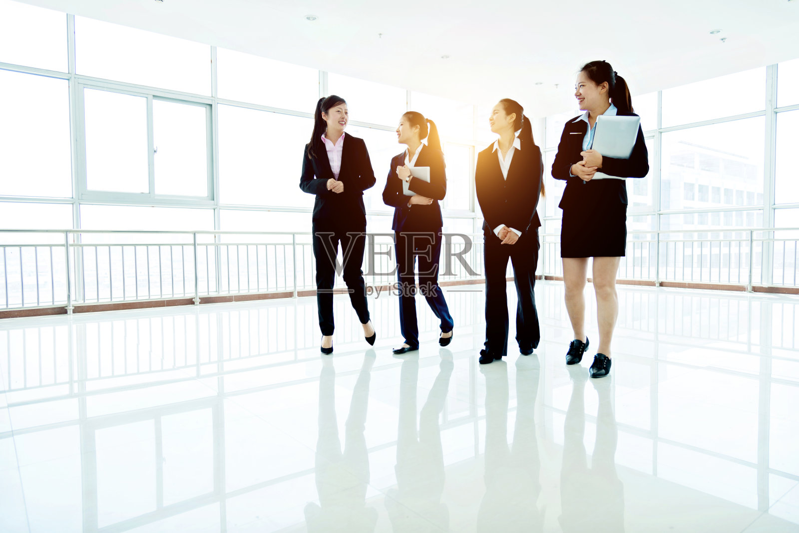 一群商务人士在讨论照片摄影图片