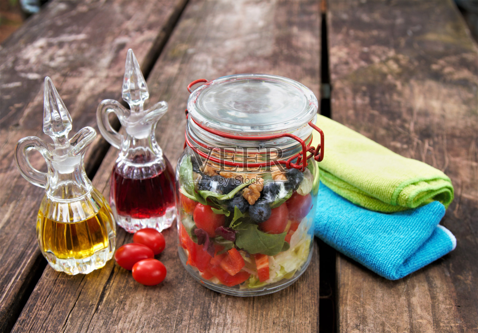 罐装健康沙拉，配以调味汁照片摄影图片