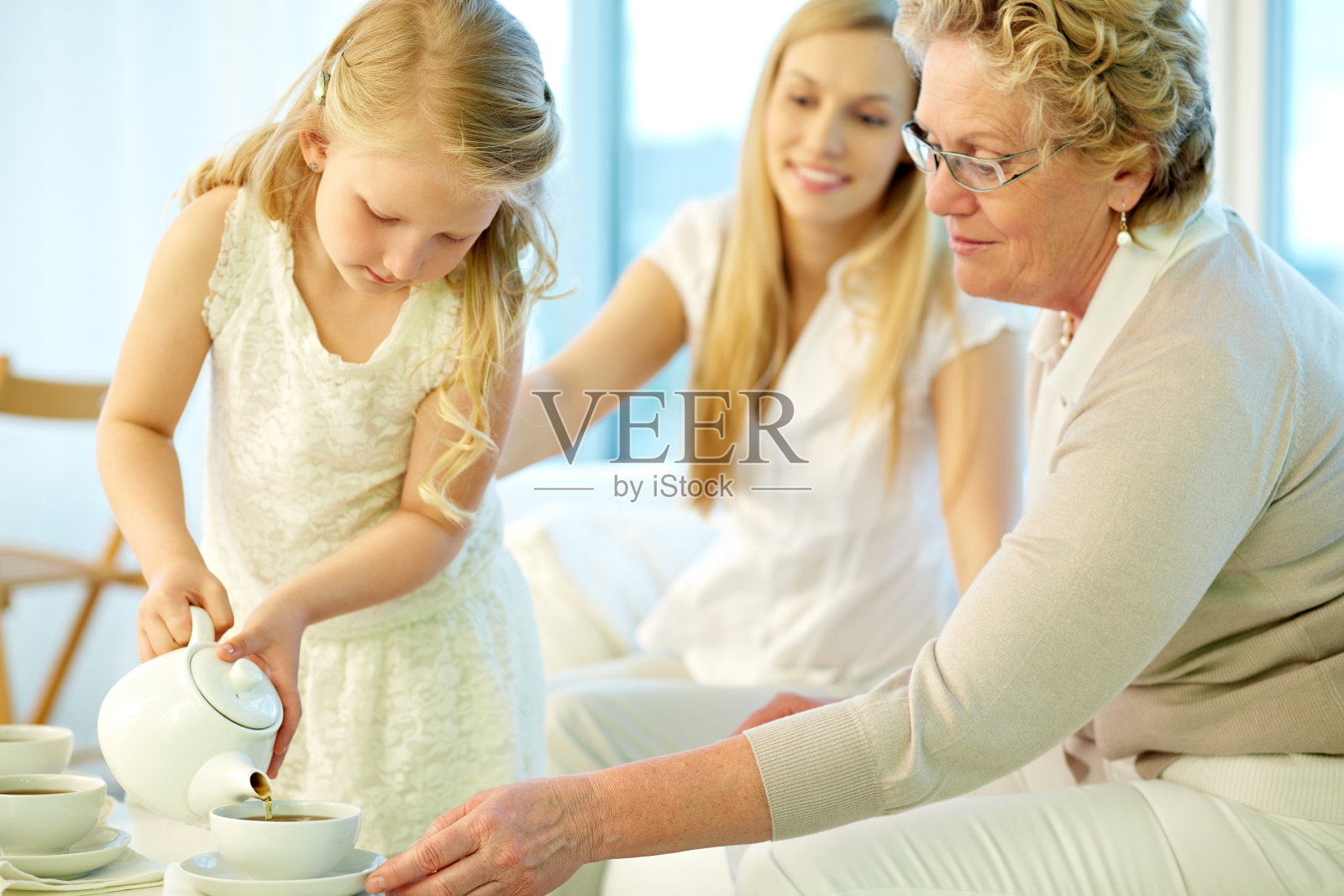 跟奶奶住在一起照片摄影图片