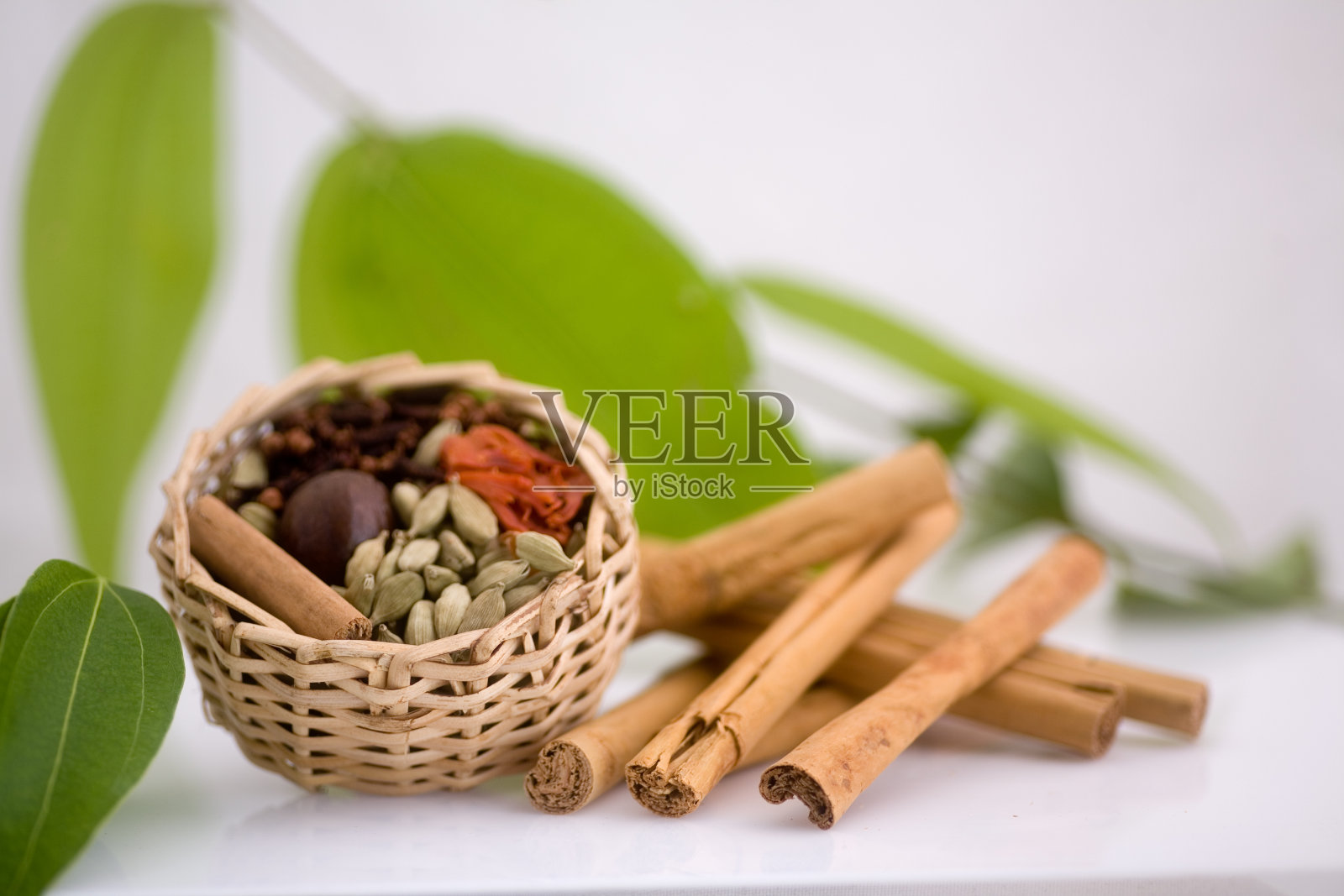 一篮子香料和新鲜的肉桂皮和树叶照片摄影图片