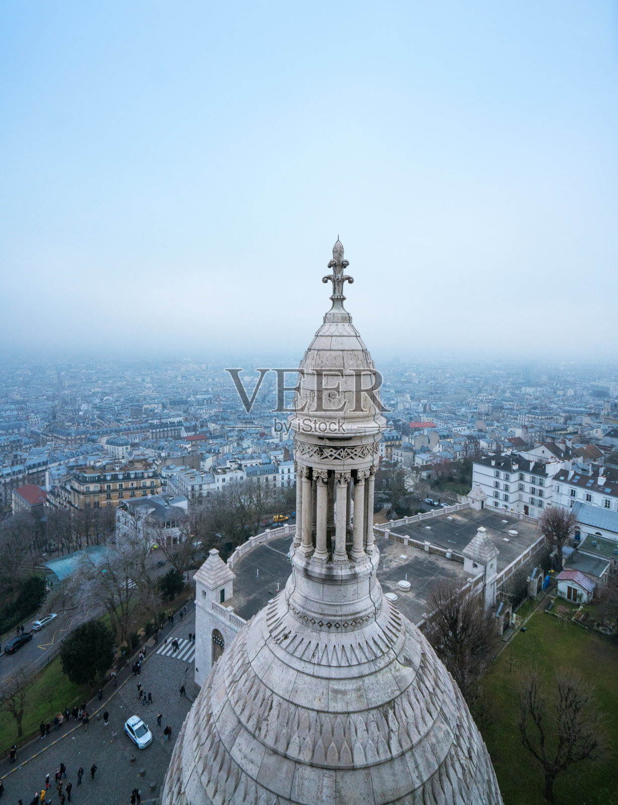 在巴黎圣心大教堂的顶端照片摄影图片