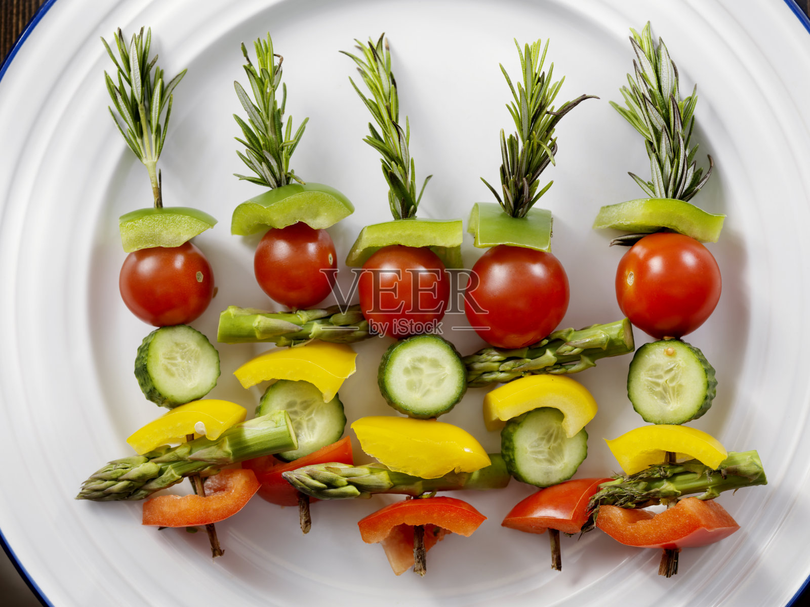 生的，迷迭香蔬菜串照片摄影图片