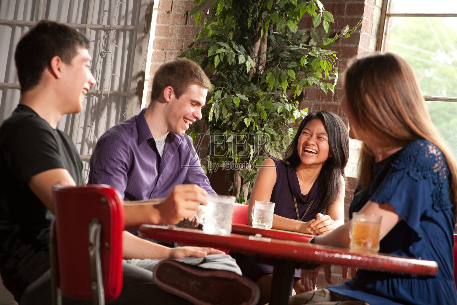 朋友在餐馆里闲逛照片摄影图片