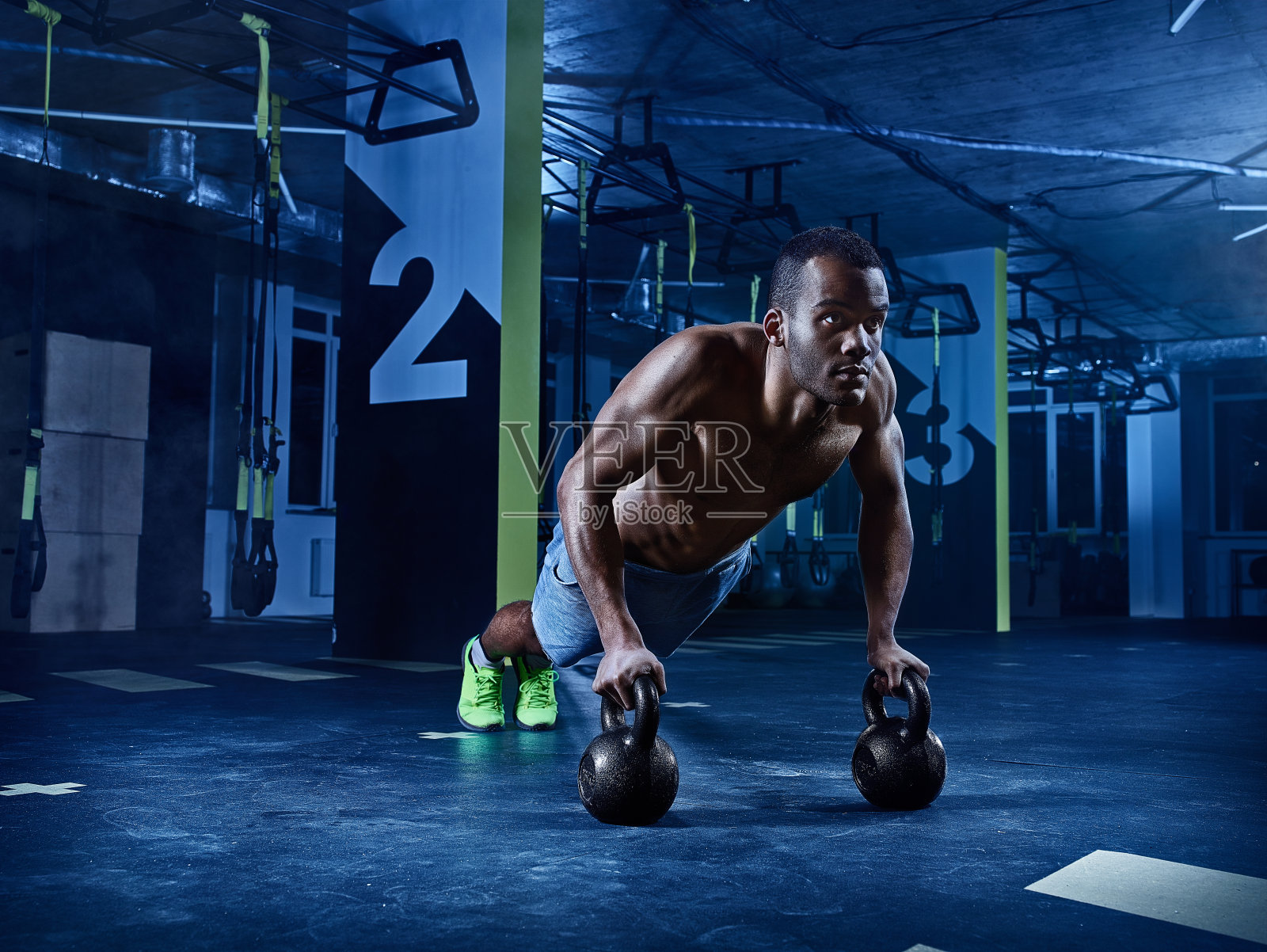 男运动员的动作照片摄影图片
