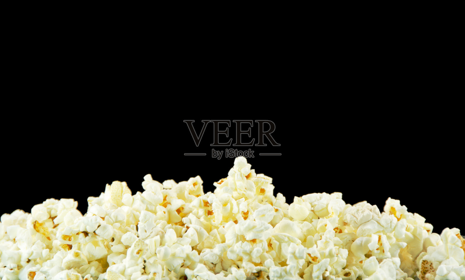 爆米花在黑色照片摄影图片