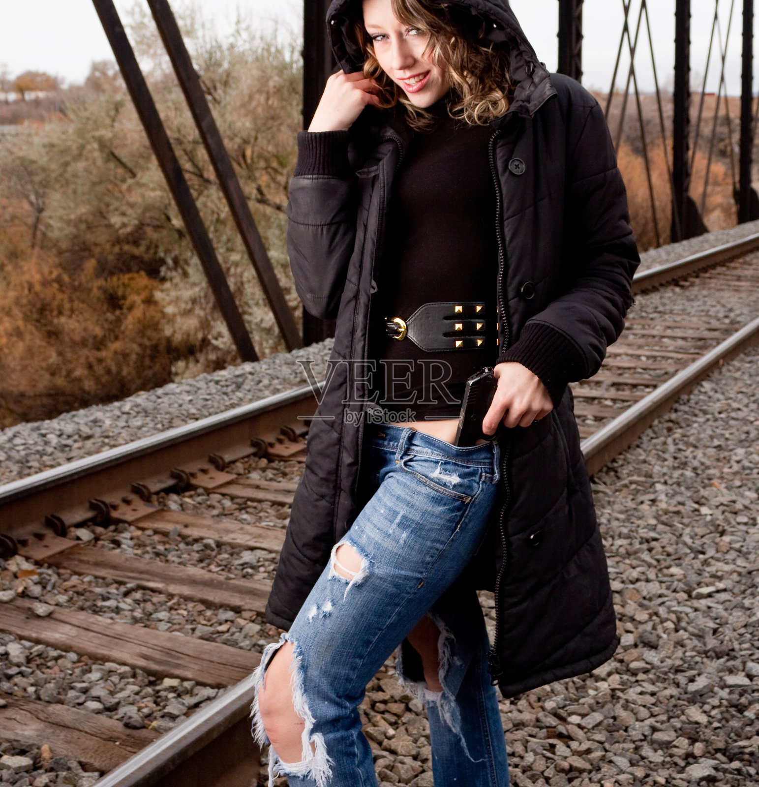 女人和枪照片摄影图片