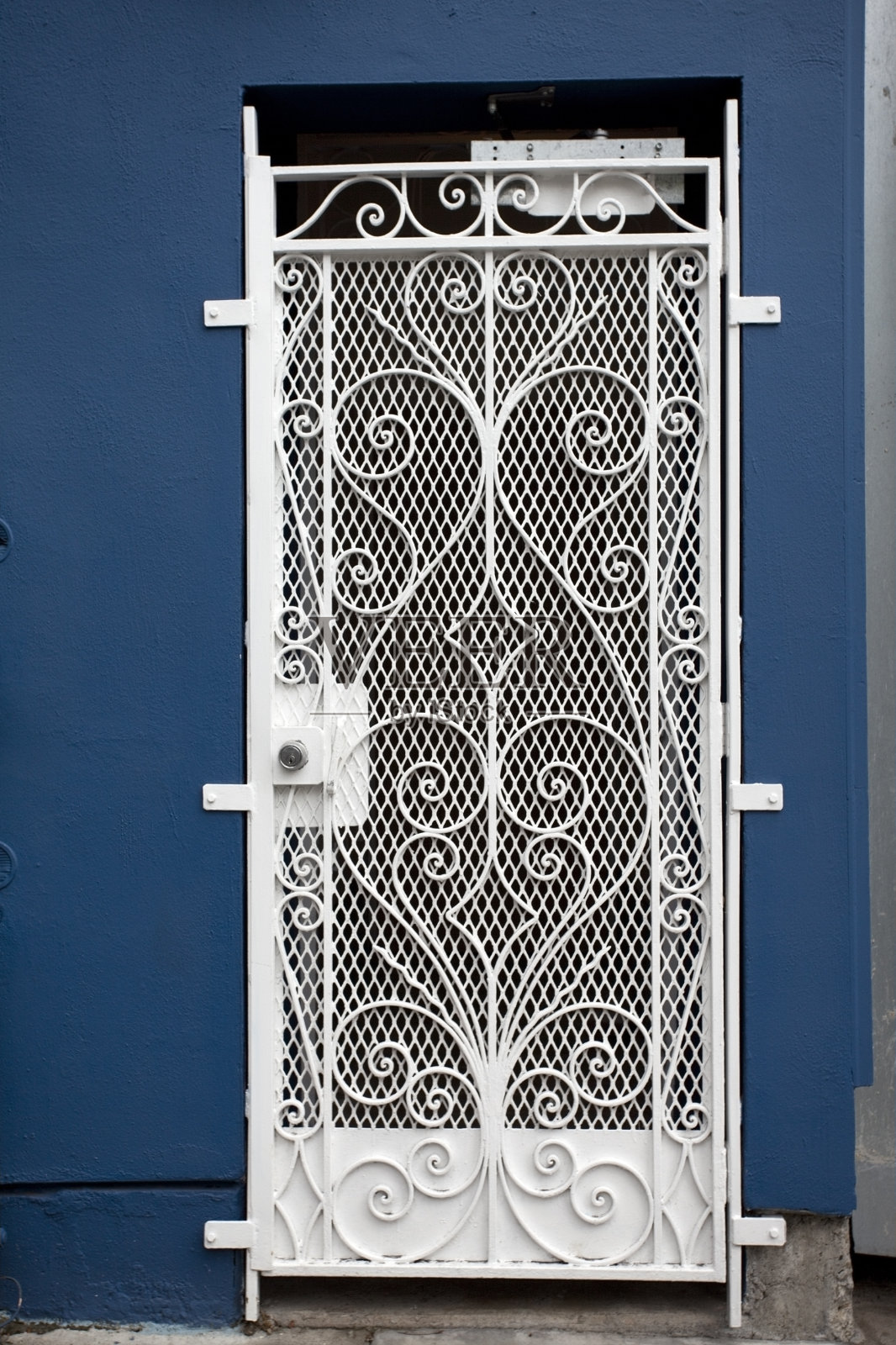 白色的防盗门照片摄影图片