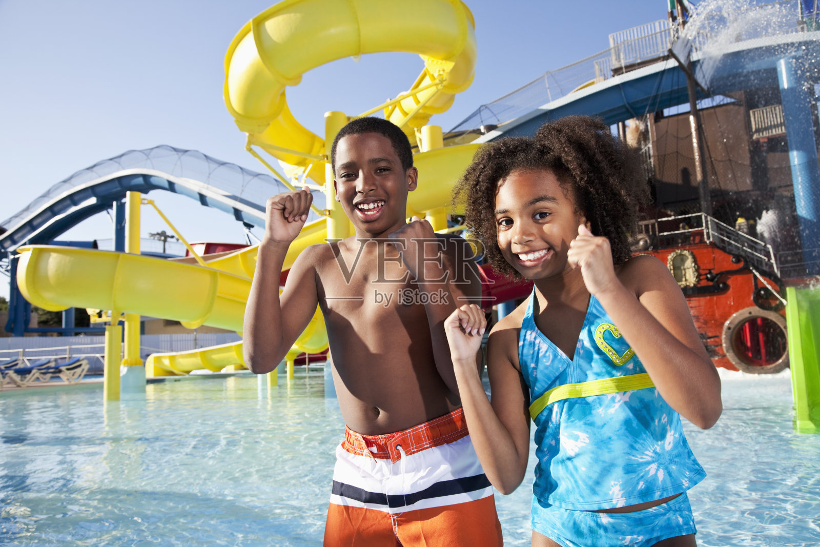 非裔美国儿童在水上乐园照片摄影图片