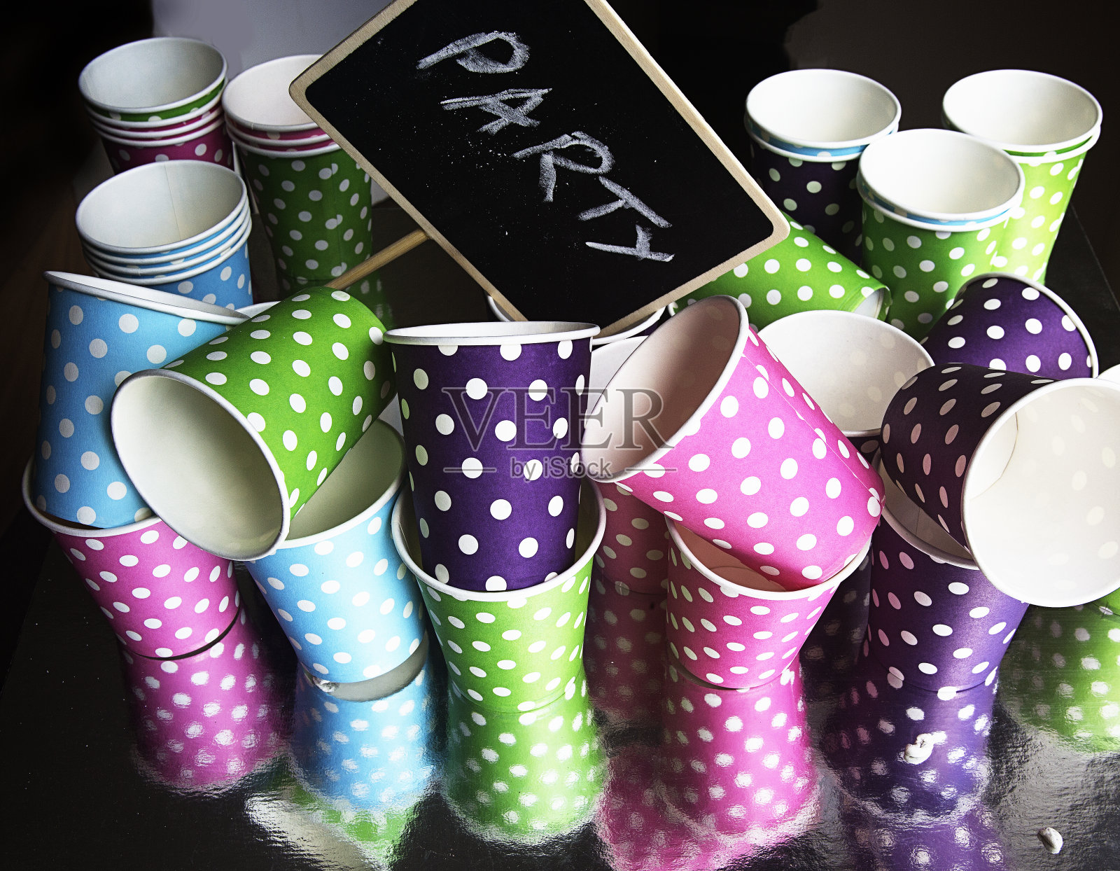 粉色，绿色，紫色和蓝色斑点的派对杯照片摄影图片