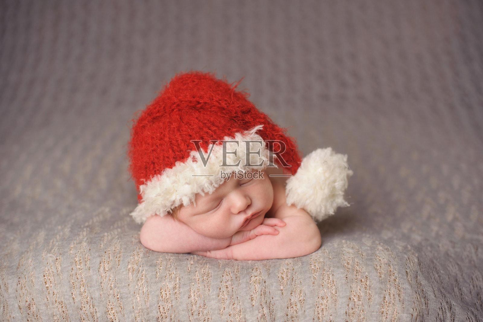 新生男孩睡在圣诞帽里照片摄影图片