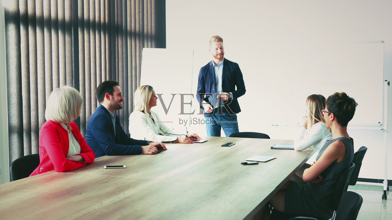 商人提出新的想法和项目照片摄影图片