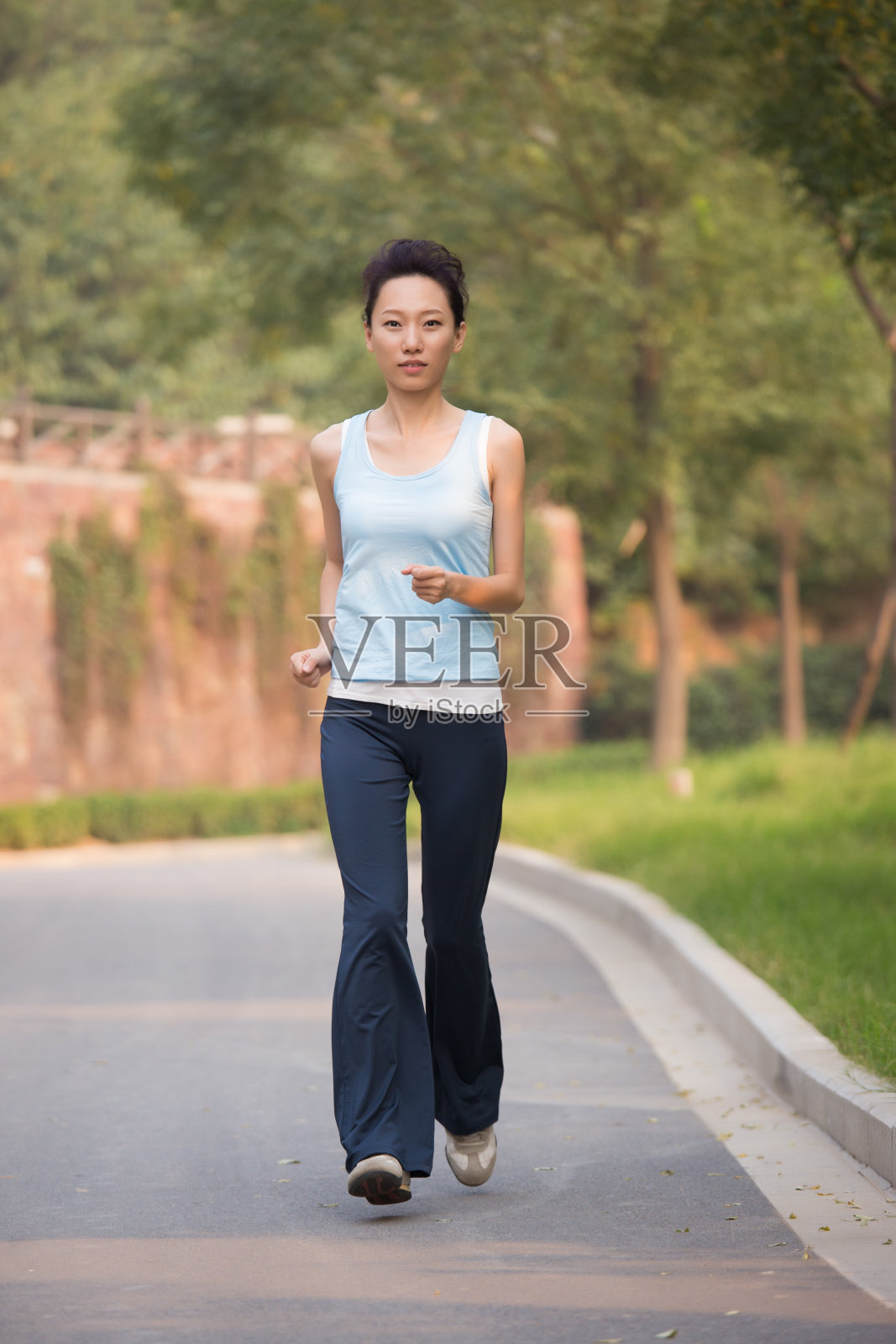 年轻的亚洲妇女在户外运动照片摄影图片